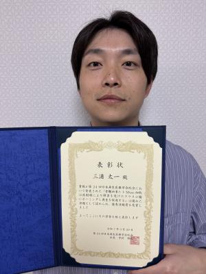 青いシャツの男性