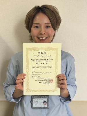 青いシャツの女性