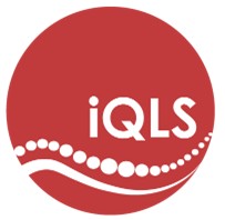 赤系の色の円のなかにiQLS1の白文字