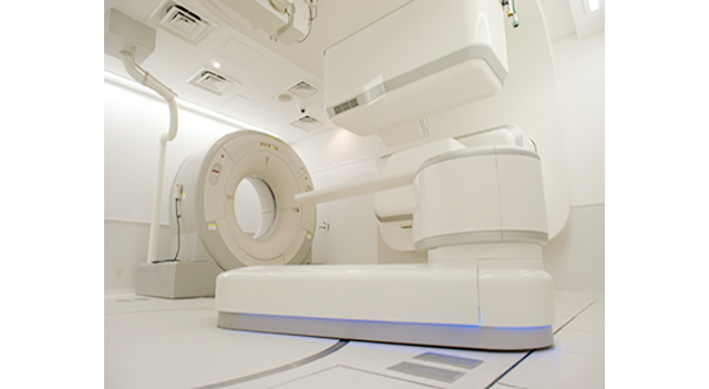 新治療研究棟のシミュレーション室内に設置されている、ロボットアームで操作できる治療台