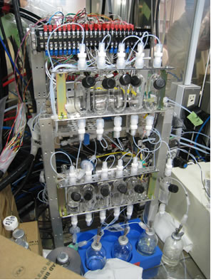 Mo-99/Tc-99m分離精製装置(プロトタイプ)の外観