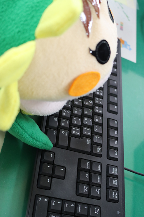 メールを確認するカナちゃん