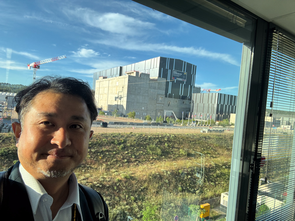 ITERの建屋と記念撮影