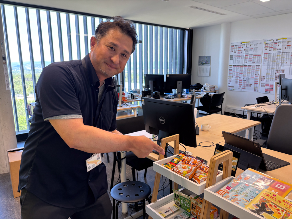 日本から持ってきた日本食を差し入れる様子