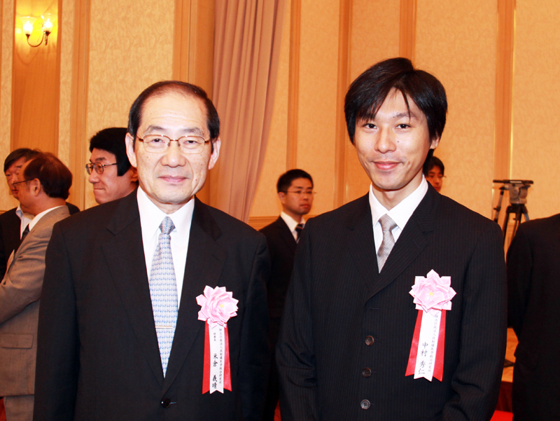 米倉理事長と中村研究員の画像