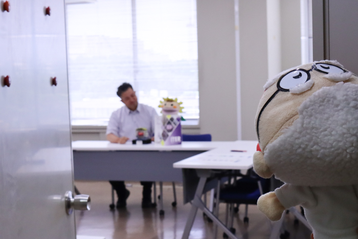 勉強する二人を遠くから見守るなか博士