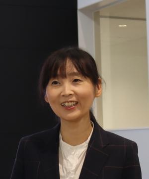 スーツを着た女性