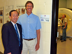 コロラド州立大学に作られた拠点の前に並ぶ藤林センター長（左）とNickoloff教授（右）の画像