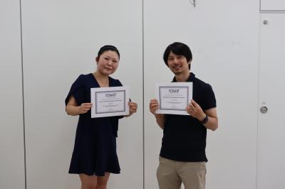賞状を手に持つ女性と男性