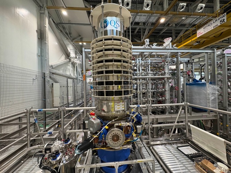 フュージョン（核融合）実験炉イーター（ITER）のプラズマ加熱用 高出力マイクロ波源「ジャイロトロン」初号機の据付けを完了 ～ITER初プラズマに向けて大きく前進～