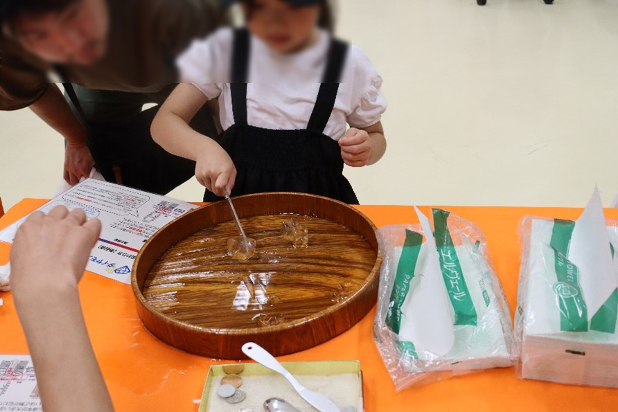定規（プラスチック）を氷に当てても全然切れないよ～