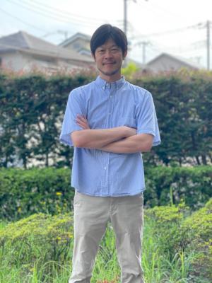 青いシャツを着た男性