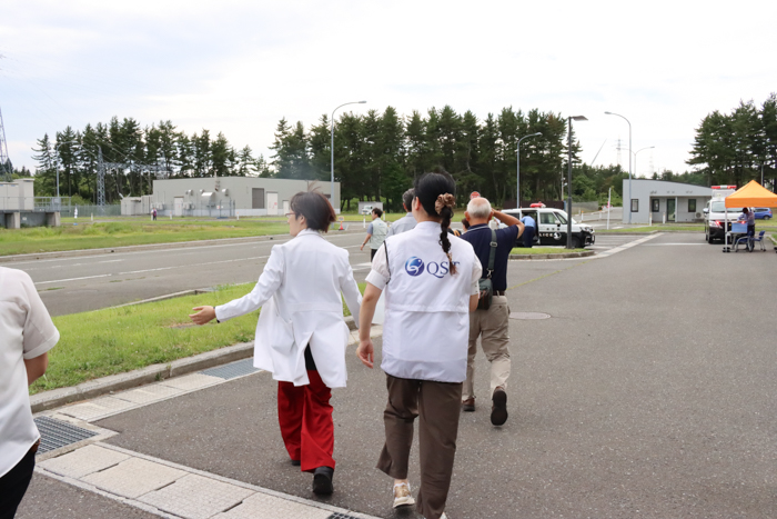 大人のツアー、建屋への移動中