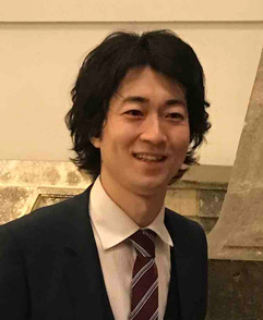 黒いジャケットを着た男性