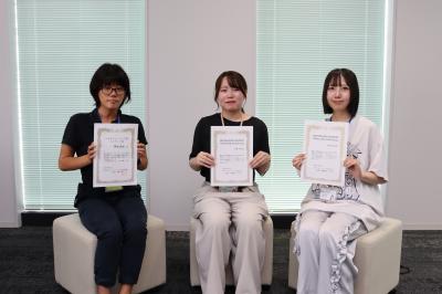 表彰状を手に持った女性3名