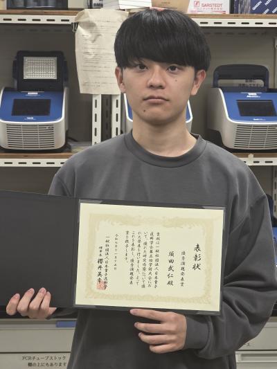 黒いスウェットを着た男性