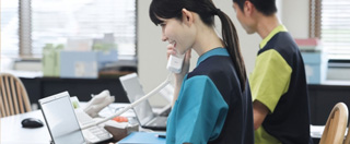 電話で話す女性