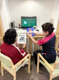 モニタをみる女性