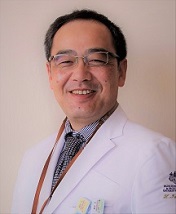 メガネをかけて白衣を着た男性