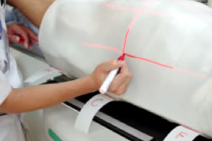 固定具に印を書く様子