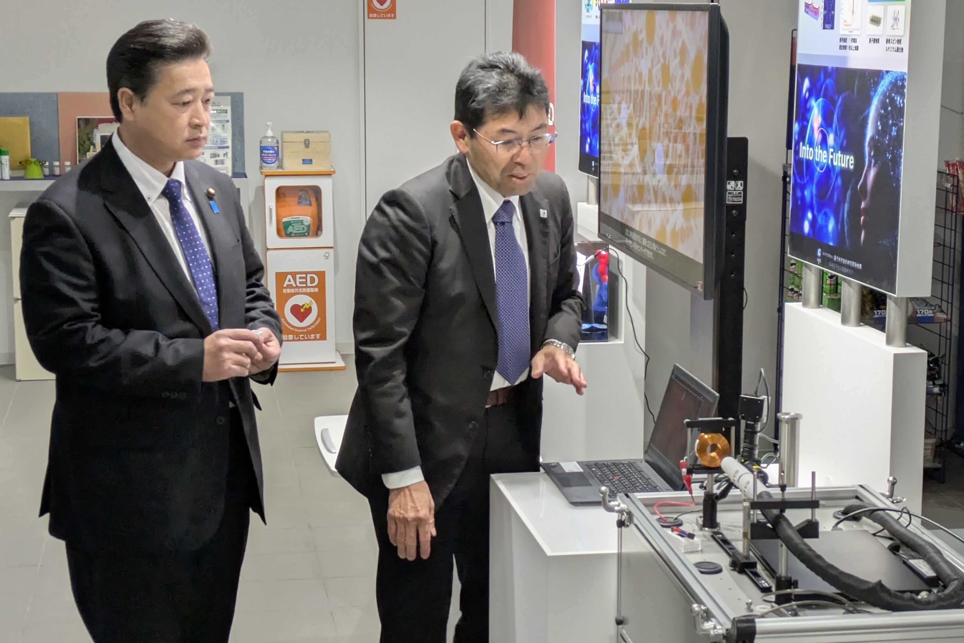 量子創製機能創製センター・大島センター長から量子センサ技術について説明を受けている様子