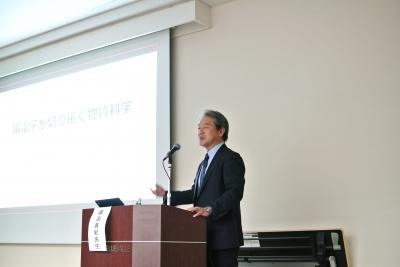 演題に立つスーツを着た男性