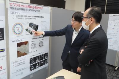 スーツを着た2名の男性