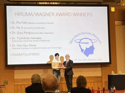 白いシャツを着た男性