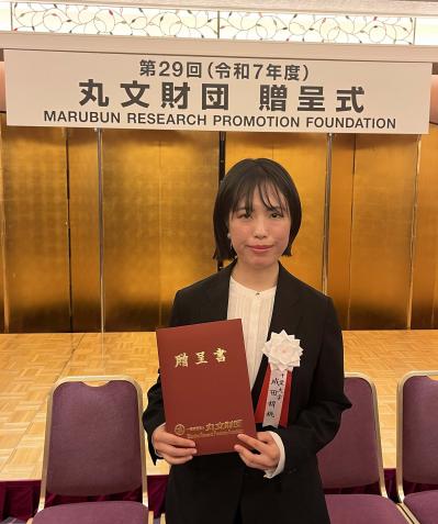 黒いジャケットを着た女性