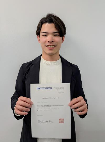 黒いジャケットを着た男性