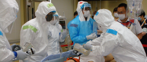 防護服を着た人たち