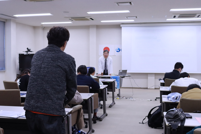 質問をじっくり聞くなか博士