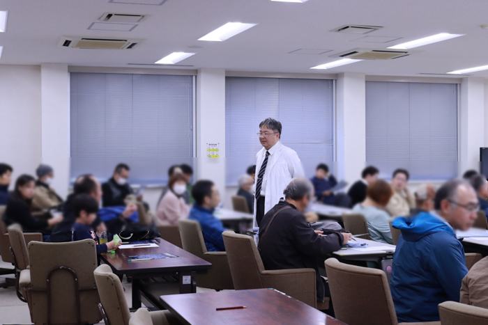 質問にとにかく答え続けるなか博士