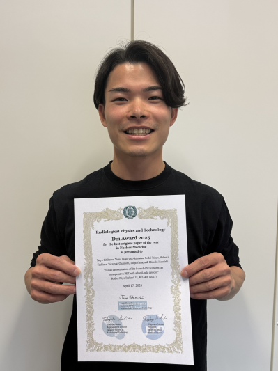 黒いTシャツを着た男性