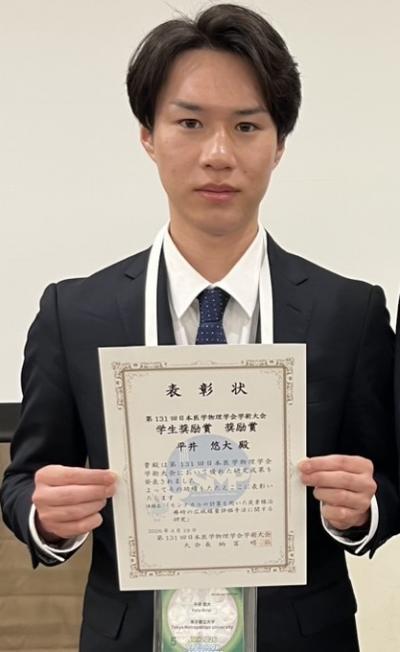 スーツを着た男性