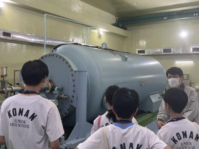 シングルエンド加速器を間近で見ている様子