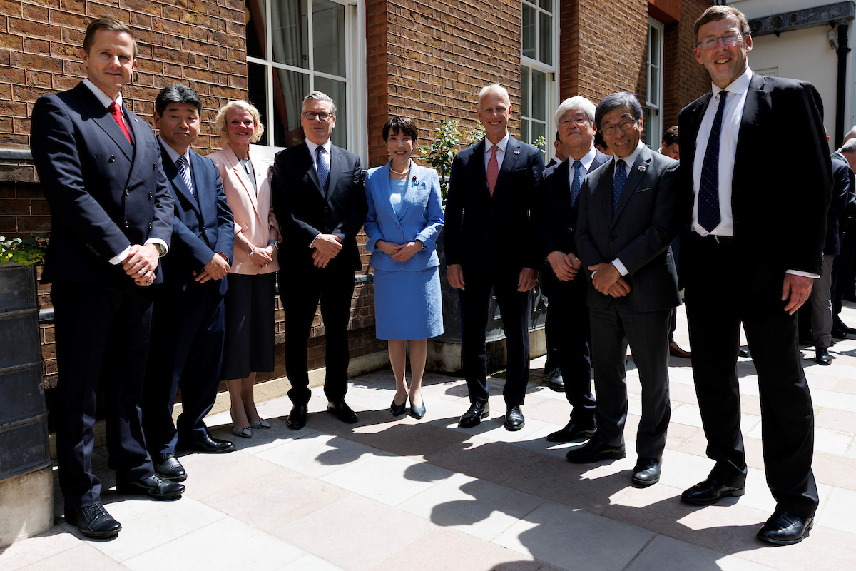高市内閣総理大臣の訪英に合わせて実施された署名式の参加者