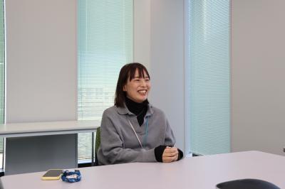 グレーのシャツを着た女性