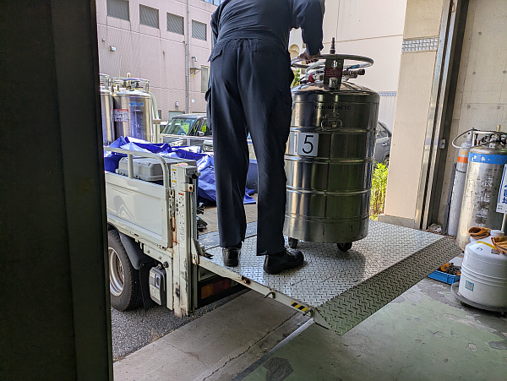 液体ヘリウム容器運搬の様子