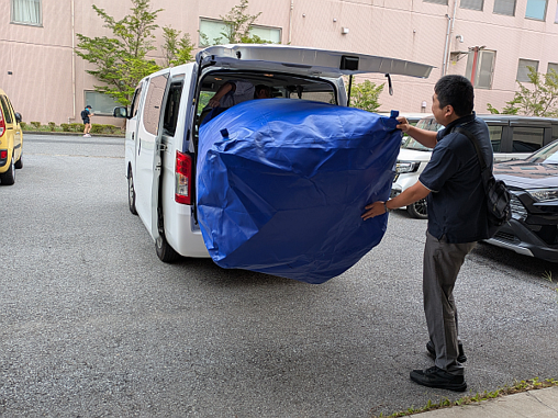 ガスバッグを車に積載する様子
