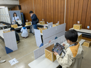タブレットを見ている子どもたち