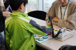 緑のシャツを着た男の子の後ろ姿