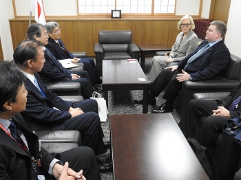 平野理事長とICRP委員との挨拶の様子の画像