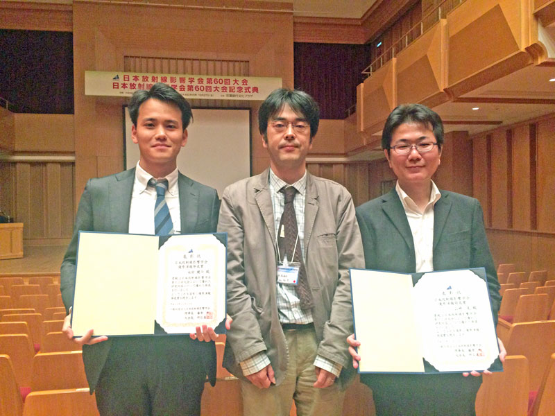 写真1：永田健斗実習生（向かって左）、舟山知夫プロジェクトリーダー（中央）、山崎晃実習生（右）の画像
