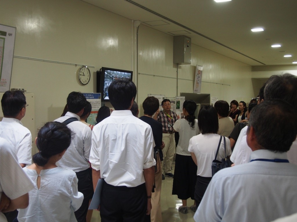 実験棟見学の様子の写真