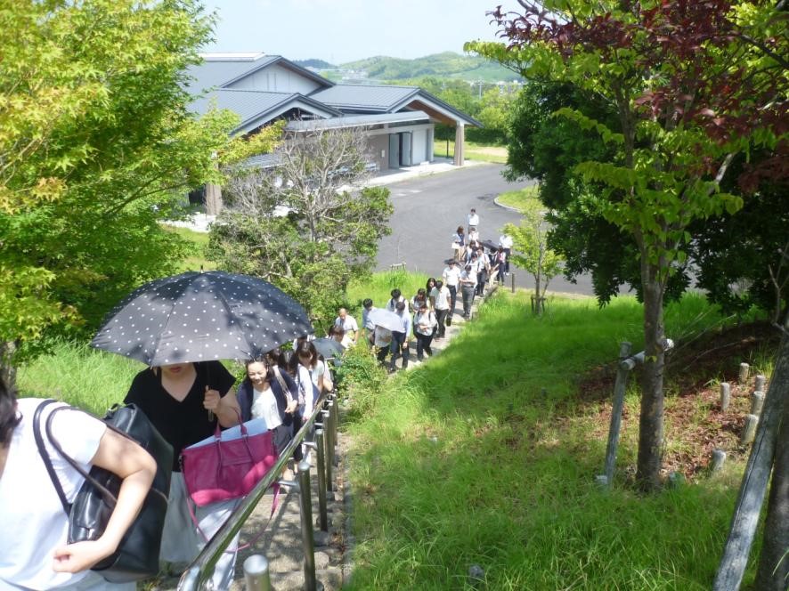 研修会会場（から実験棟へ移動中の写真