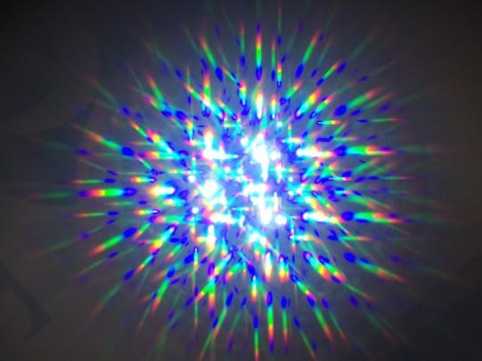 分光シートを通してみたLEDライトの写真