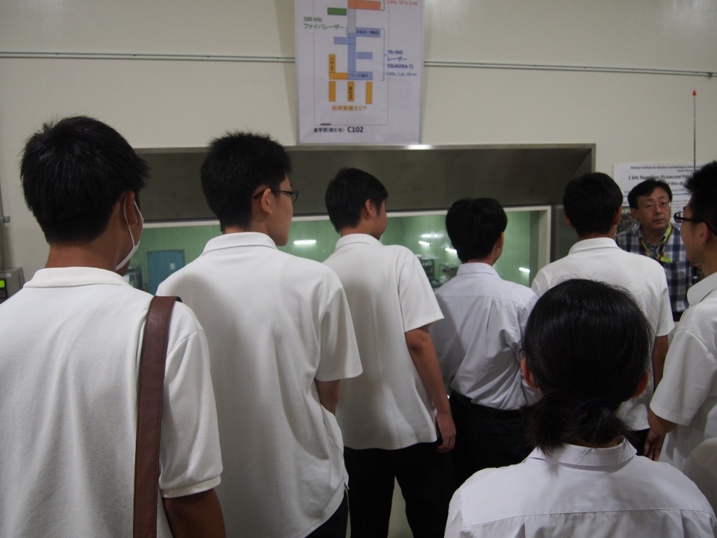 実験棟見学の様子の写真