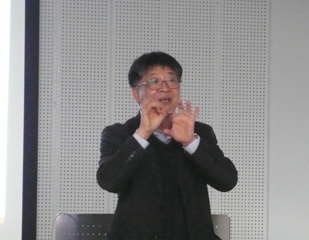 講演するJEOUNG教授の写真