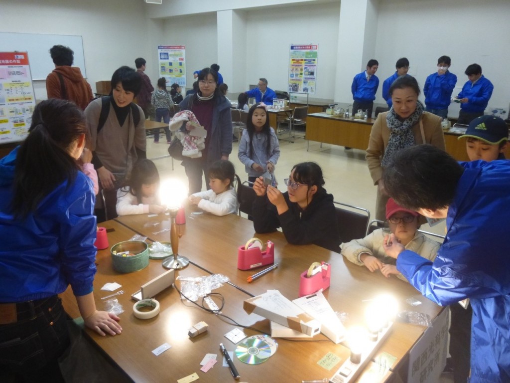 サイエンスプラザ２階の様子。身近なモノ（セロハンテープ、CD・VDV、レーザーポインターなど）で光科学を体験の画像
